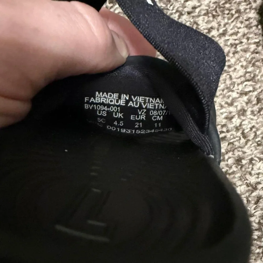 Toddler Nike black slides with white swoosh with elastic strap size US 5C